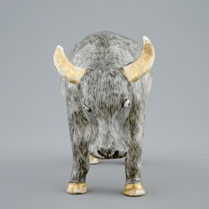 An unusual Chinese grisaille and gilt model of an ox, Qianlong, 18th C. — photo 3