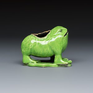 An unusual Chinese lime-green-glazed three-legged toad-shaped water pot — photo 4