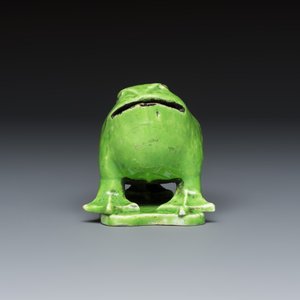 An unusual Chinese lime-green-glazed three-legged toad-shaped water pot — photo 5