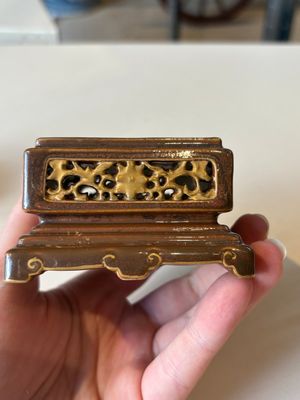 An unusual Chinese marble-glazed 'Qianlong Yu Bi 乾隆御筆' seal and stand, Qianlong mark, Republic — 照片 12