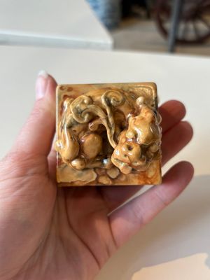 An unusual Chinese marble-glazed 'Qianlong Yu Bi 乾隆御筆' seal and stand, Qianlong mark, Republic — 照片 6