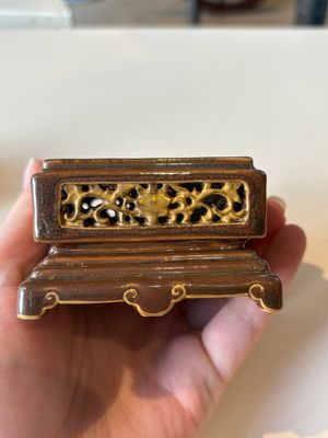 An unusual Chinese marble-glazed 'Qianlong Yu Bi 乾隆御筆' seal and stand, Qianlong mark, Republic — 照片 10