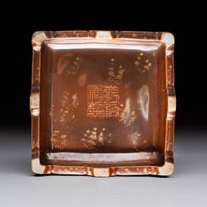 An unusual Chinese marble-glazed 'Qianlong Yu Bi 乾隆御筆' seal and stand, Qianlong mark, Republic — 照片 11