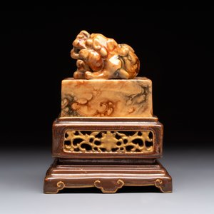 An unusual Chinese marble-glazed 'Qianlong Yu Bi 乾隆御筆' seal and stand, Qianlong mark, Republic — 照片 3