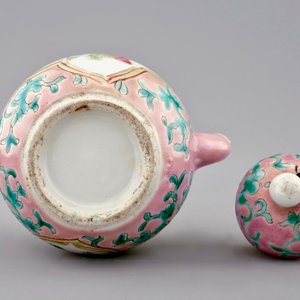 An unusual Chinese pink ground miniature teapot and cover, 19th C. — photo 7