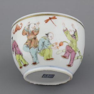An unusual Chinese porcelain bowl with erotic scenes, 19th C. — photo 3