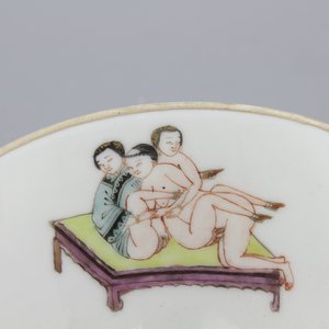 An unusual Chinese porcelain bowl with erotic scenes, 19th C. — photo 4