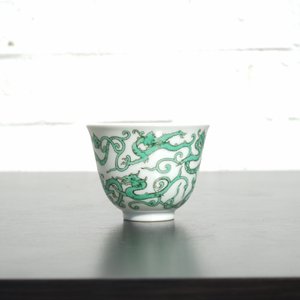 Une tasse à vin en porcelaine de Chine au dragon, 19/20ème — photo 11