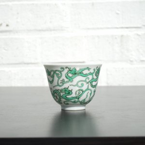 Une tasse à vin en porcelaine de Chine au dragon, 19/20ème — photo 12
