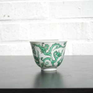 Une tasse à vin en porcelaine de Chine au dragon, 19/20ème — photo 14