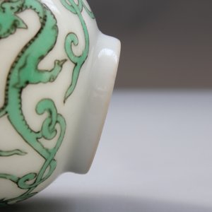 Une tasse à vin en porcelaine de Chine au dragon, 19/20ème — photo 16