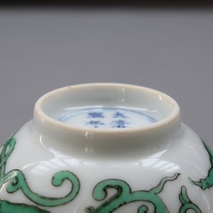 Une tasse à vin en porcelaine de Chine au dragon, 19/20ème — photo 20