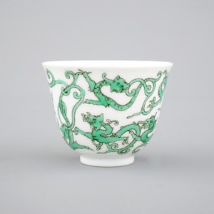 Une tasse à vin en porcelaine de Chine au dragon, 19/20ème — photo 2