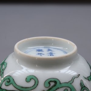 Une tasse à vin en porcelaine de Chine au dragon, 19/20ème — photo 22