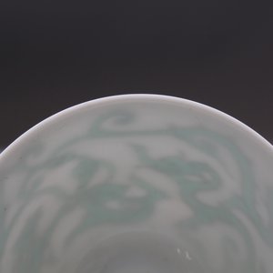 Une tasse à vin en porcelaine de Chine au dragon, 19/20ème — photo 23