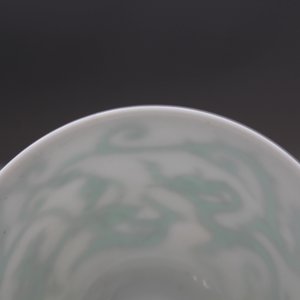 Une tasse à vin en porcelaine de Chine au dragon, 19/20ème — photo 24