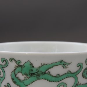Une tasse à vin en porcelaine de Chine au dragon, 19/20ème — photo 25