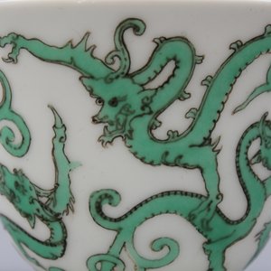 Une tasse à vin en porcelaine de Chine au dragon, 19/20ème — photo 28