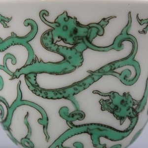 Une tasse à vin en porcelaine de Chine au dragon, 19/20ème — photo 30
