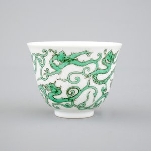 Une tasse à vin en porcelaine de Chine au dragon, 19/20ème — photo 3