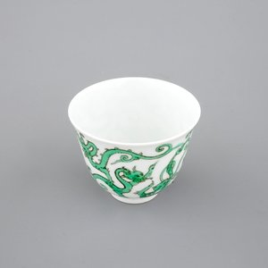 Une tasse à vin en porcelaine de Chine au dragon, 19/20ème — photo 5