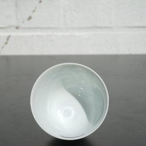 Une tasse à vin en porcelaine de Chine au dragon, 19/20ème — photo 8