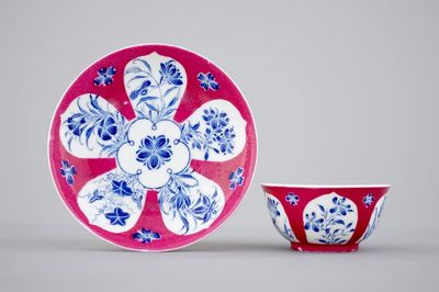 Une tasse et soucoupe en porcelaine de Chine famille rose rubis et bleu rehaut, Yongzheng, 1722-1735