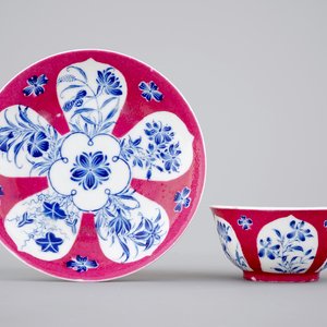 Une tasse et soucoupe en porcelaine de Chine famille rose rubis et bleu rehaut, Yongzheng, 1722-1735 — photo 1