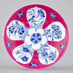 Une tasse et soucoupe en porcelaine de Chine famille rose rubis et bleu rehaut, Yongzheng, 1722-1735 — photo 2