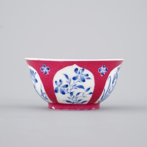 Une tasse et soucoupe en porcelaine de Chine famille rose rubis et bleu rehaut, Yongzheng, 1722-1735 — photo 4