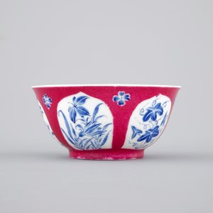 Une tasse et soucoupe en porcelaine de Chine famille rose rubis et bleu rehaut, Yongzheng, 1722-1735 — photo 5