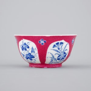 Une tasse et soucoupe en porcelaine de Chine famille rose rubis et bleu rehaut, Yongzheng, 1722-1735 — photo 6