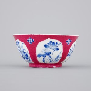 Une tasse et soucoupe en porcelaine de Chine famille rose rubis et bleu rehaut, Yongzheng, 1722-1735 — photo 7