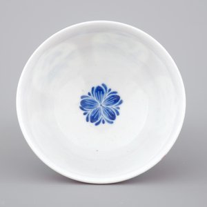 Une tasse et soucoupe en porcelaine de Chine famille rose rubis et bleu rehaut, Yongzheng, 1722-1735 — photo 8
