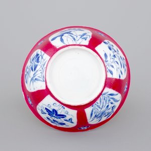 Une tasse et soucoupe en porcelaine de Chine famille rose rubis et bleu rehaut, Yongzheng, 1722-1735 — photo 9