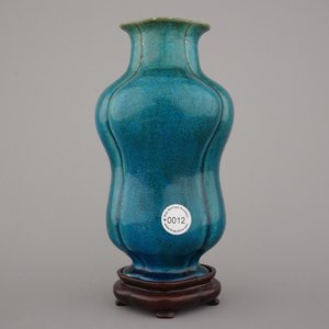 An unusual Chinese turquoise monochrome vase on carved wood stand, 18th C. — photo 2