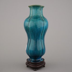 An unusual Chinese turquoise monochrome vase on carved wood stand, 18th C. — photo 3