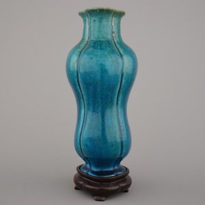 An unusual Chinese turquoise monochrome vase on carved wood stand, 18th C. — photo 5
