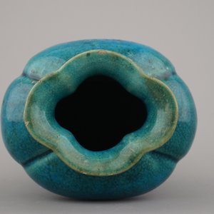 An unusual Chinese turquoise monochrome vase on carved wood stand, 18th C. — photo 8
