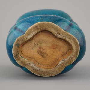 An unusual Chinese turquoise monochrome vase on carved wood stand, 18th C. — photo 9