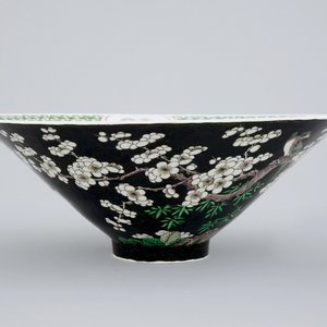 An unusual conical Chinese famille noire bowl, 19th C. — photo 4