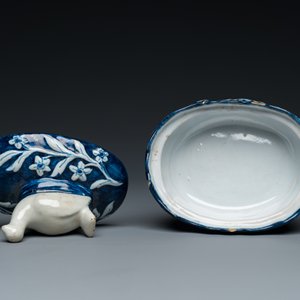 An unusual Dutch Delft blue and white 'goose' butter tub, 18th C. — photo 6