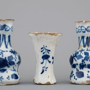 An unusual Dutch Delft blue and white miniature or doll house garniture, 18th C. — 照片 3