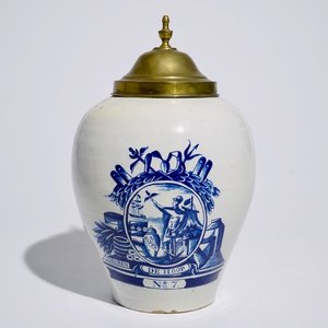 An unusual Dutch Delft blue and white tobacco jar inscribed "De Hoop", with brass cover, 18th C. — photo 1