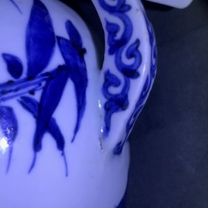 An unusual Japanese Arita blue and white jug with birds among foliage, Edo, 17th C. — photo 17
