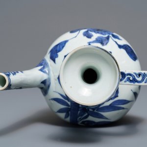 An unusual Japanese Arita blue and white jug with birds among foliage, Edo, 17th C. — photo 5