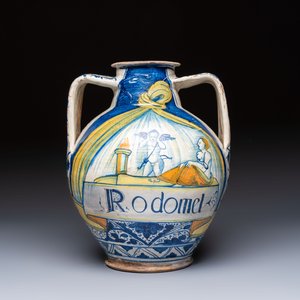 An unusual large polychrome Italian maiolica two-handled 'Cupid and Psyche' wet drug jar inscribed 'Rodomel', probably Florence, early 16th C. — foto 2