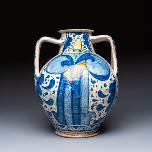 An unusual large polychrome Italian maiolica two-handled 'Cupid and Psyche' wet drug jar inscribed 'Rodomel', probably Florence, early 16th C. — foto 4