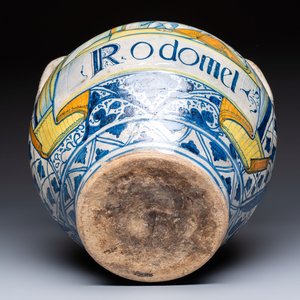 An unusual large polychrome Italian maiolica two-handled 'Cupid and Psyche' wet drug jar inscribed 'Rodomel', probably Florence, early 16th C. — foto 7