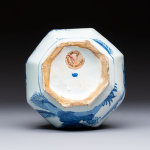 An unusual octagonal blue and white Dutch Delft chinoiserie vase in Transitional style, 17th C. — photo 6